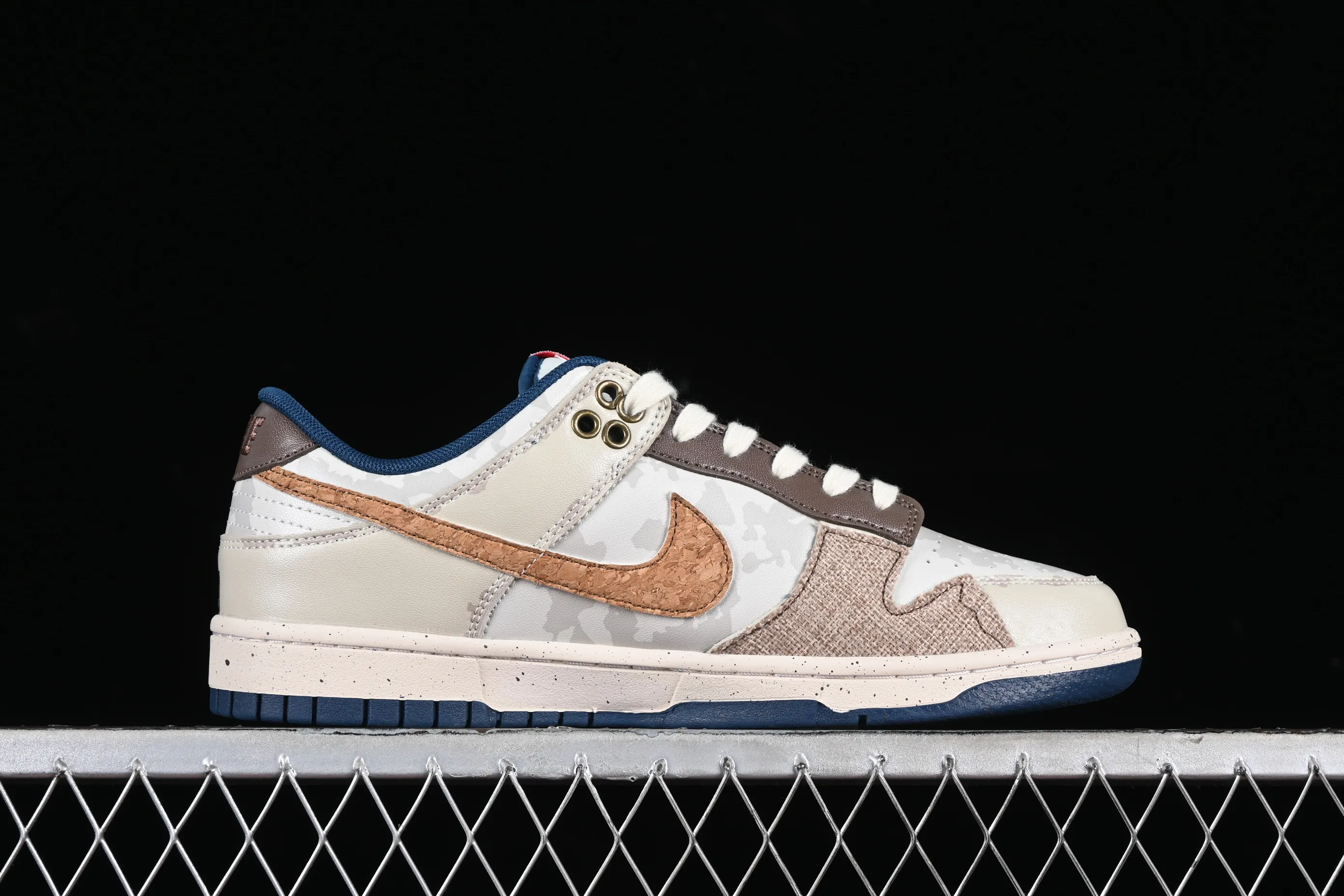 All Categories Nk SB Dunk Series Nk SB Dunk Low Low-top sneakers Nk SB Dunk Low Panda Prank Pioneer Knight-Survival Beige Brown SB strap low-top casual sneakers DD1391-400